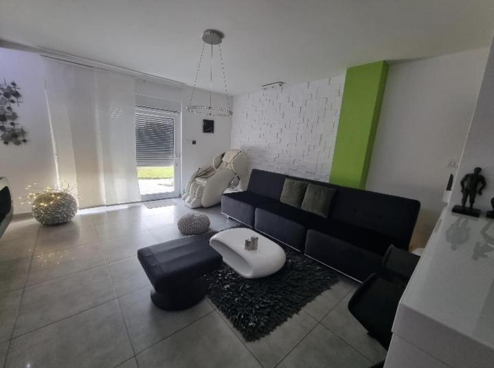 Apartment Plaza ----Wallbox 11Kw 16A ----- Private Spa- Jacuzzi, Infrared Sauna, Luxury Massage Chair, Parking, Entry With Pin 0 - 24H, Free Cancellation 24 Hours Before Check In Bród Kültér fotó