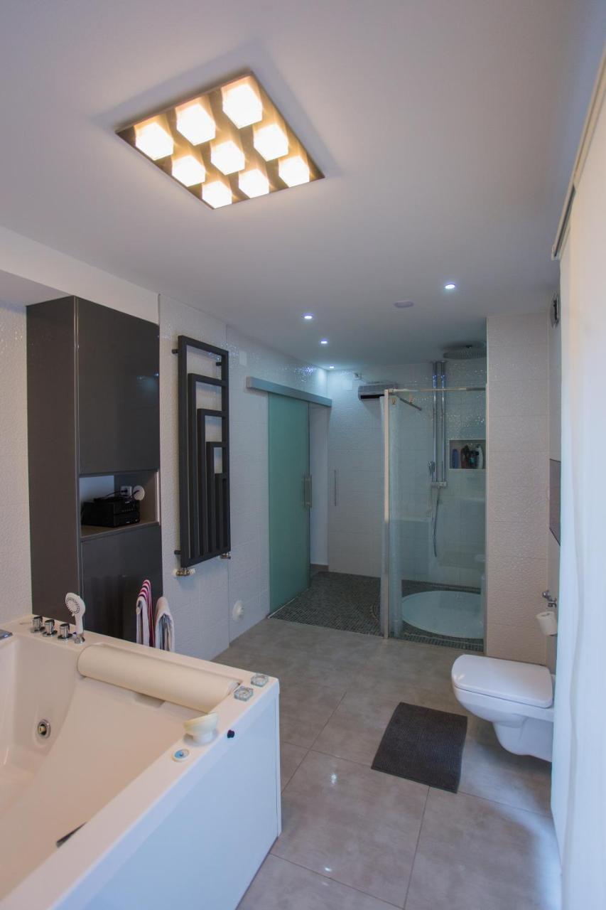 Apartment Plaza ----Wallbox 11Kw 16A ----- Private Spa- Jacuzzi, Infrared Sauna, Luxury Massage Chair, Parking, Entry With Pin 0 - 24H, Free Cancellation 24 Hours Before Check In Bród Kültér fotó