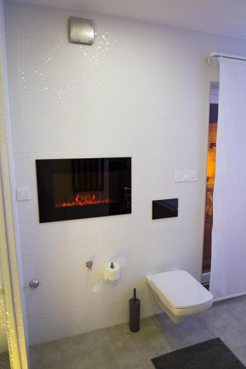 Apartment Plaza ----Wallbox 11Kw 16A ----- Private Spa- Jacuzzi, Infrared Sauna, Luxury Massage Chair, Parking, Entry With Pin 0 - 24H, Free Cancellation 24 Hours Before Check In Bród Kültér fotó