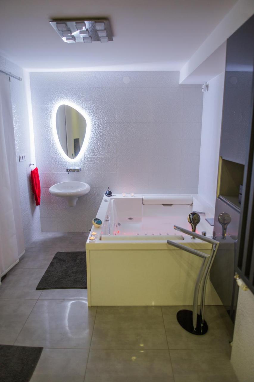 Apartment Plaza ----Wallbox 11Kw 16A ----- Private Spa- Jacuzzi, Infrared Sauna, Luxury Massage Chair, Parking, Entry With Pin 0 - 24H, Free Cancellation 24 Hours Before Check In Bród Kültér fotó
