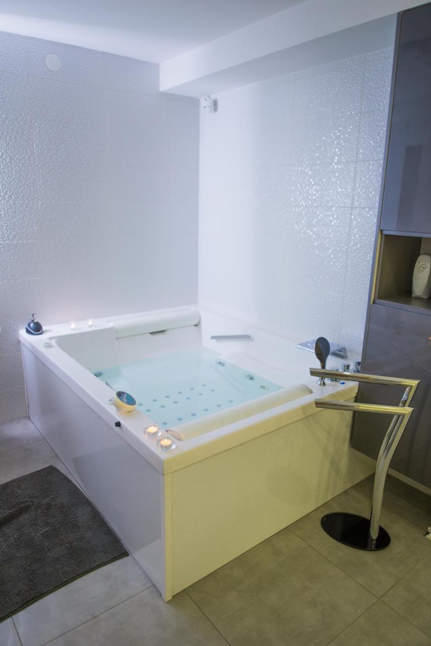 Apartment Plaza ----Wallbox 11Kw 16A ----- Private Spa- Jacuzzi, Infrared Sauna, Luxury Massage Chair, Parking, Entry With Pin 0 - 24H, Free Cancellation 24 Hours Before Check In Bród Kültér fotó