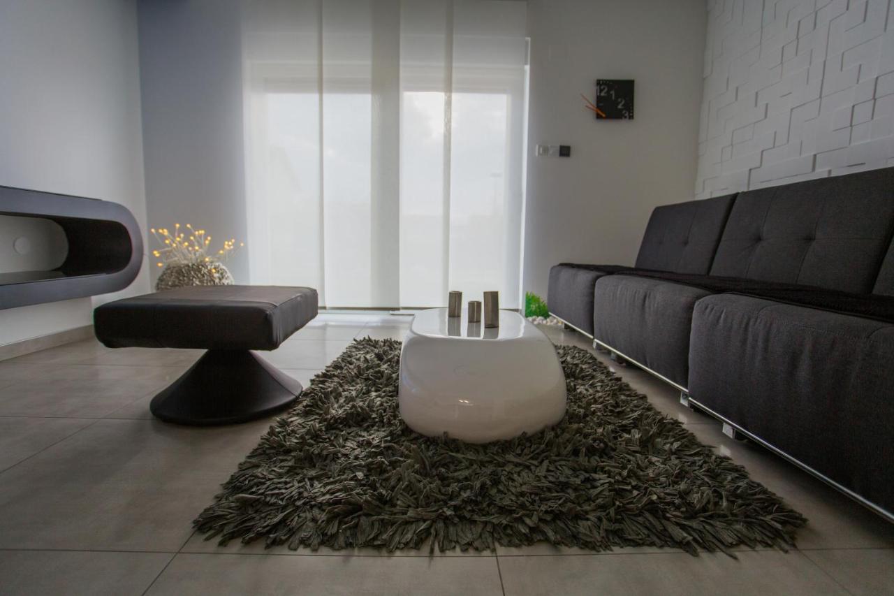 Apartment Plaza ----Wallbox 11Kw 16A ----- Private Spa- Jacuzzi, Infrared Sauna, Luxury Massage Chair, Parking, Entry With Pin 0 - 24H, Free Cancellation 24 Hours Before Check In Bród Kültér fotó