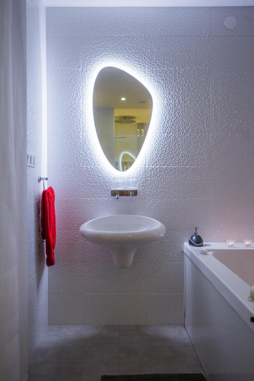 Apartment Plaza ----Wallbox 11Kw 16A ----- Private Spa- Jacuzzi, Infrared Sauna, Luxury Massage Chair, Parking, Entry With Pin 0 - 24H, Free Cancellation 24 Hours Before Check In Bród Kültér fotó
